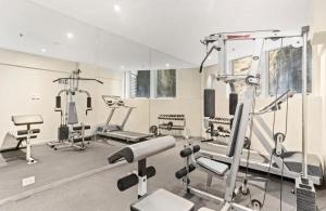 悉尼Beautiful 2-Bed Apartment with ocean views of Barangaroo的一间健身房,里面设有数个健身器材