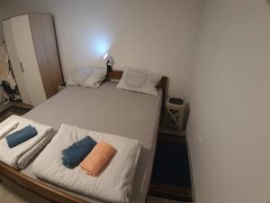 维舍格勒Lenka的一间卧室配有一张带两个枕头的床