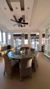 埃尔莱马特Villa Florita Beach House的一间带桌椅和吊扇的用餐室