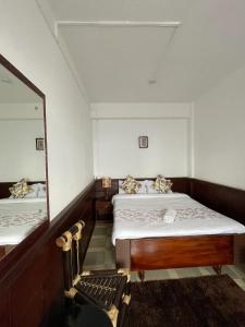 甘托克Monratino Ridge View的一间卧室设有两张床和大镜子
