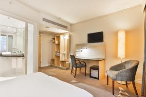 开普敦开普敦市中心快捷假日酒店的酒店客房,配有一张床、一张桌子和椅子