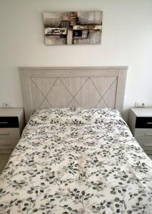 费罗尔Alojamiento céntrico con encanto的一间卧室配有一张带花卉床罩的床