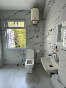 甘托克Monratino Ridge View的白色的浴室设有卫生间和水槽。
