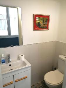费罗尔Alojamiento céntrico con encanto的一间带卫生间、水槽和镜子的浴室