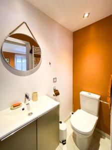 尼德布龙莱班La Maison Forestière的一间带卫生间和镜子的浴室