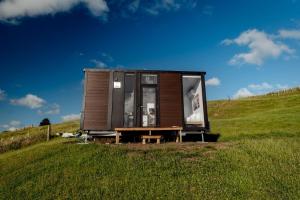 RuawaroMighty Tiny House 1的田野上的小房子