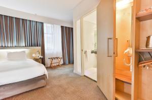 开普敦开普敦市中心快捷假日酒店的酒店客房设有一张床和一个步入式淋浴间。