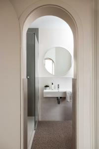 昂热Hôtel Suzane的一间带水槽和镜子的浴室