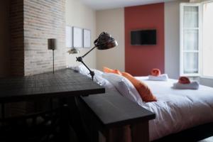 沙特尔LeParticulier - L'Amiral的一间卧室配有一张床和一张带台灯的书桌