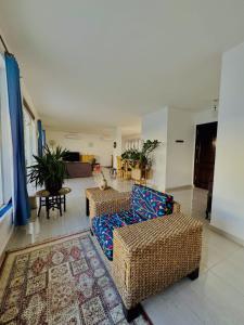 卢克索Luxor Rose Villa的客厅配有两张沙发和地毯。