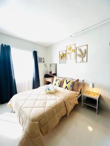 巴科洛德3P Majorca , Camella Manor Mandalagan的一间卧室设有一张大床和一个窗户。