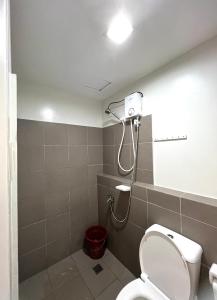 巴科洛德3P Majorca , Camella Manor Mandalagan的一间带卫生间和淋浴的浴室。