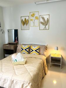 巴科洛德3P Majorca , Camella Manor Mandalagan的一间卧室,配有一张带篮子的床