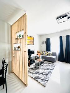 巴科洛德3P Majorca , Camella Manor Mandalagan的客厅设有蓝色的沙发和门。