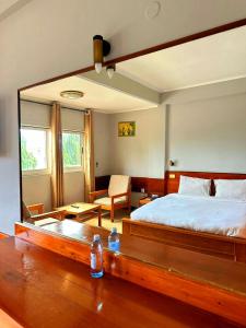 达累斯萨拉姆Royal Village Hotel的一间卧室配有一张大床和大镜子