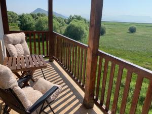 威尔帕扎Accommodation "MONTELAGO"- Virpazar,Skadar Lake的美景甲板配有两把椅子和一张桌子