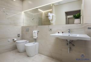 圣维托罗卡波Rivazzurra Beach Rooms的一间带卫生间和水槽的浴室