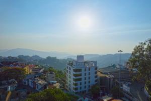 艾藻尔Emerald Hotel的享有以山脉为背景的城市美景