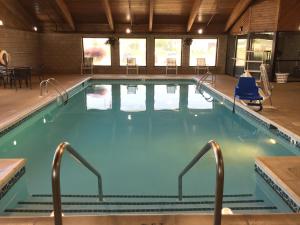 哈灵顿Quality Inn & Suites Harrington的大楼内的一个蓝色海水游泳池