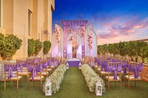 贾姆穆Vivanta Jammu City Centre的婚礼场地,配有紫色的桌子和椅子