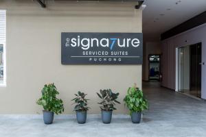 普崇The Signature Serviced Suites Puchong的建筑上挂着盆栽的标志