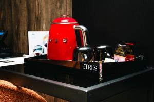 庞特卡格纳诺Etrus - Boutique Room & Rooftop的坐在桌子顶上的红色消防龙头