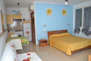 里米尼Residence Blu Marine的一间卧室设有一张床和蓝色的墙壁