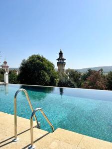 弗龙特拉堡拉阿尔莫雷玛酒店的享有房屋景致的游泳池