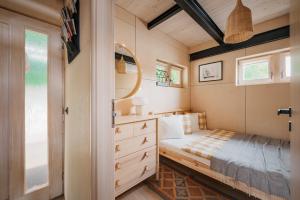 布拉格HOUSEBOAT FRED Prague的一间小卧室,配有一张床和镜子
