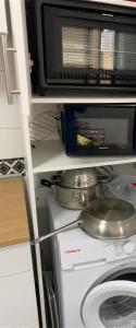 拉克鲁斯Teobaldo Power的厨房配有微波炉和洗衣机。