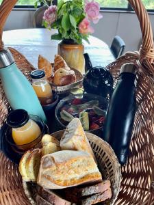 Florent-en-ArgonneLe Hameau的桌上的面包和烤面包篮