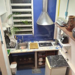 加拉加斯Studio SUITE M&J的一间带水槽和炉灶的小厨房