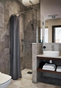 维斯比海尔格兰德威斯比酒店的带淋浴、卫生间和盥洗盆的浴室