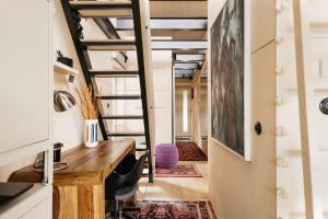 布拉格HOUSEBOAT FRED Prague的一间设有书桌的客房和一个带走廊的楼梯