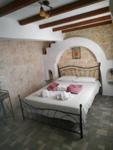 AloproniaLucas B Panorama的卧室配有一张石墙床