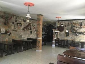 维利波吉Hotel PRINC的一间设有木桌和石墙的餐厅