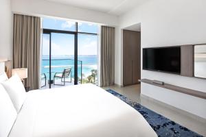 麦纳麦巴林海滩地标度假村的酒店客房设有一张大床和一台电视。