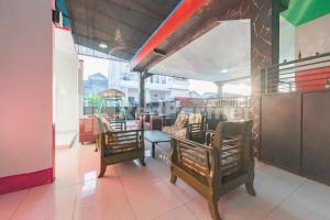 BanjarbaruAna Guest House Syariah Mitra RedDoorz的一间在房间内配有两把椅子和一张桌子的餐厅