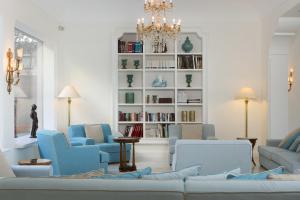 索伦托德拉维尔大酒店的客厅配有蓝色椅子和吊灯。