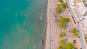 圣金Frojd Kune Resort & Beach Hotel的海滩空中景色,配有一把遮阳伞