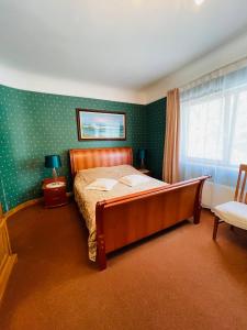 BērzciemsTAURIŅI的一间卧室设有一张床和绿色的墙壁