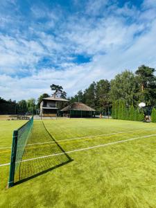 BērzciemsTAURIŅI的草地上带网的网球场