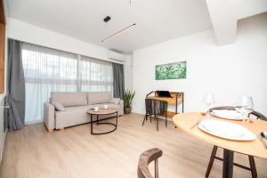 塞萨洛尼基LASARI comfort living的客厅配有沙发和桌子