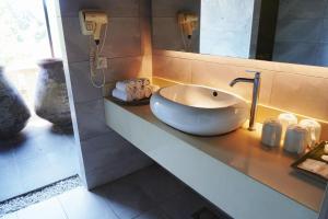 珍南海滩洛特33精品酒店的一间带水槽和镜子的浴室