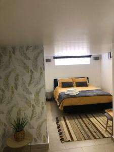 科英布拉Cantinho da Susana的一间卧室设有床铺和植物墙