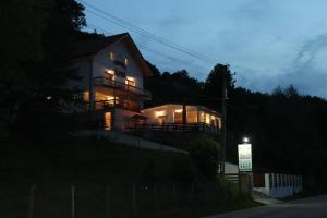 马拉亚阿尔皮纳酒店的山上的一座房子,晚上灯亮