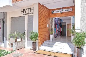 拉巴特Stayhere Rabat - Agdal 2 - Classic Residence的前面有植物的商店