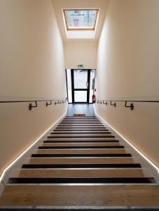 奥古斯都堡Loch Ness Gate House的通往带天窗的建筑的楼梯