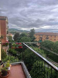 雷诺河畔卡萨莱基奥Appartamento da Francesca的市景阳台