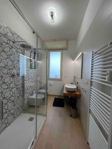 雷诺河畔卡萨莱基奥Appartamento da Francesca的带淋浴、卫生间和盥洗盆的浴室